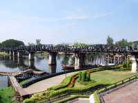 นั่งรถไฟ เที่ยวสะพานข้ามแม่น้ำแคว กาญจนบุรี
