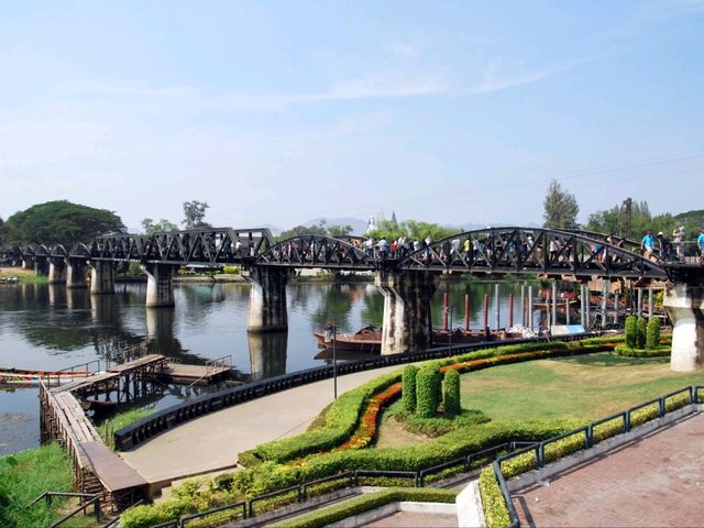 นั่งรถไฟ เที่ยวสะพานข้ามแม่น้ำแคว กาญจนบุรี