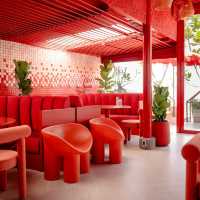 ✨ร้านอาหารสีแดงโดดเด่น บรรยากาศดี ติดทะเล