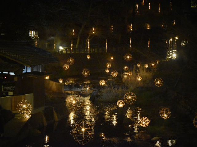 黒川温泉の夜を彩る幻想的な灯り