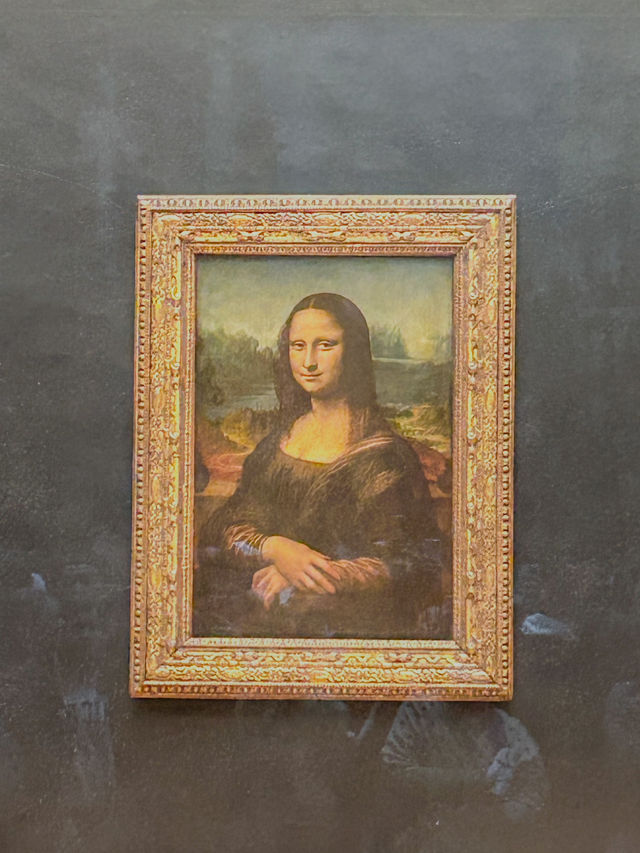 世界最大級の芸術の殿堂。パリ・ルーブル美術館