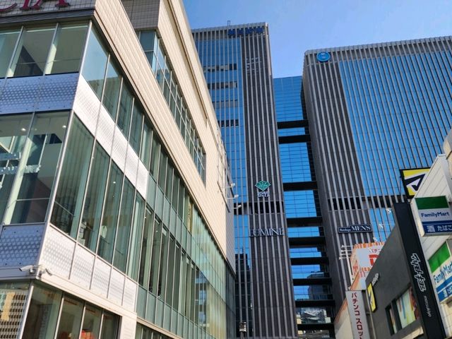 [🇯🇵東京] 都会の交差点でひと息──有楽町駅前広場で感じる日常と非日常