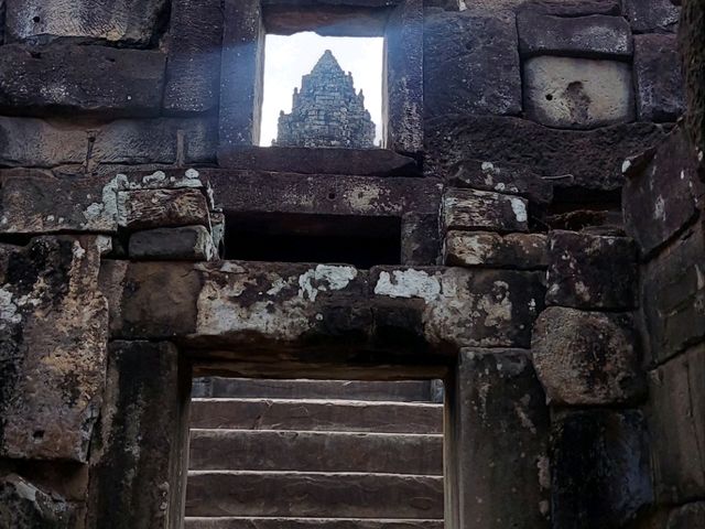 光が描く神殿画──バコン寺院、窓のフレーム越しに現れる奇跡