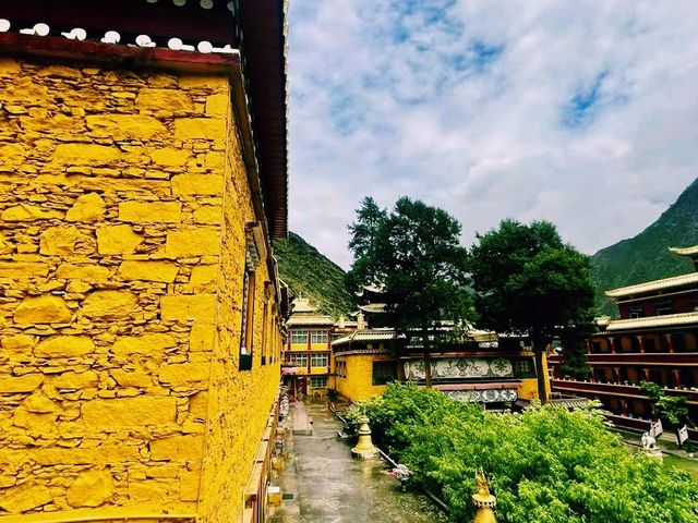 中國四川甘孜著名寺廟景點：巴旺松安寺，適合打卡拍照📸