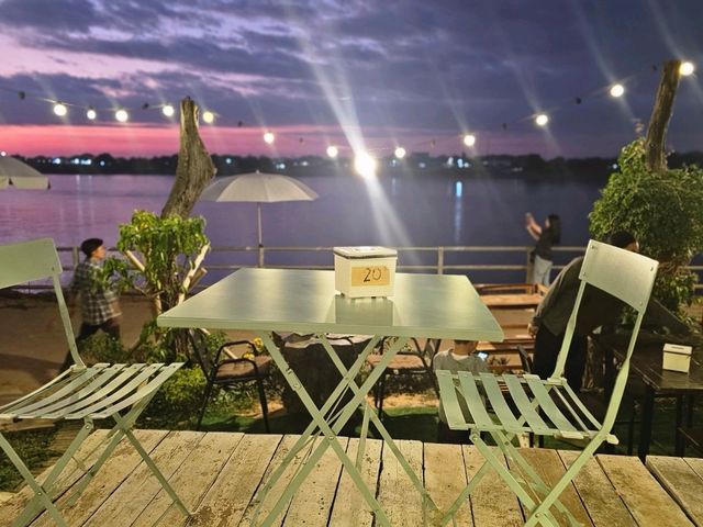 ร้านอาหารติดริมโขง