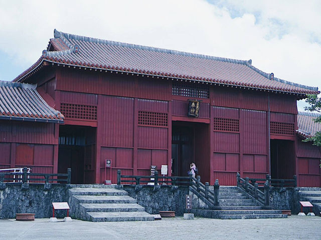 ปราสาทชูริ สีแดง okinawa