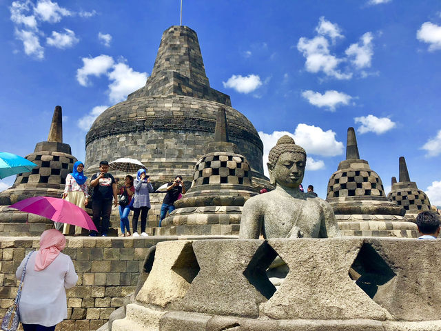 【ボロブドゥール寺院遺跡｜Borobudur Temple】 世界最大級の仏教遺跡、神秘の階段をのぼる旅