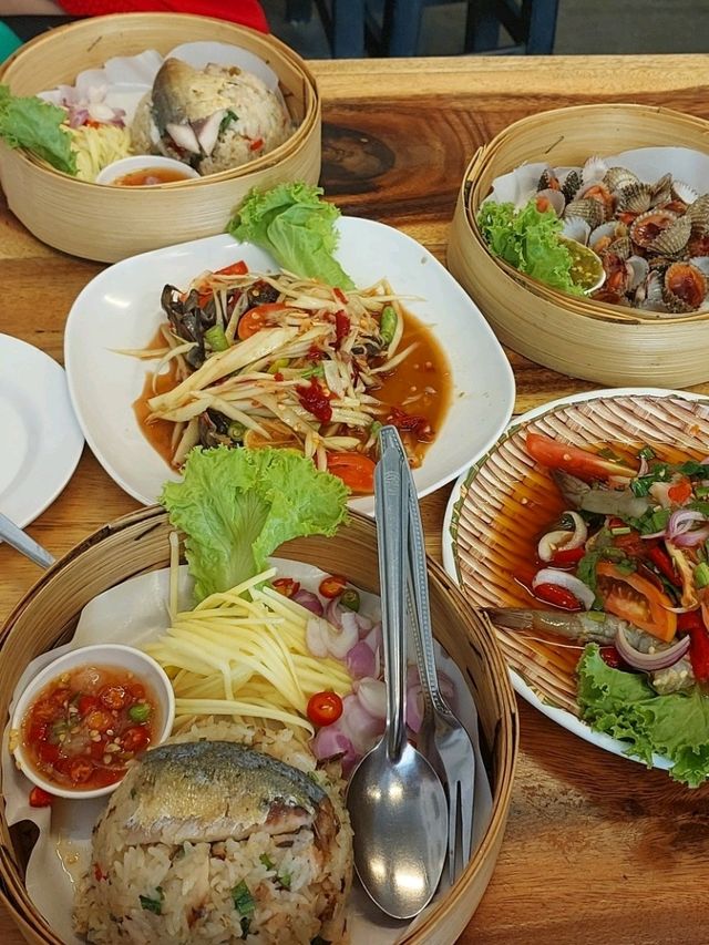 ข้าวลงเข่ง 🍽 ริมหาดวอนนภา🏖
