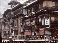 去到阿信的故鄉山形縣「銀山溫泉」擁有超過500年歷史以上的溫泉區。 走進《千與千尋》湯屋！超夢幻「雪景溫泉街」♨️ 「銀山溫泉」的日與夜景色，古色古香的溫泉老街，彷彿穿越時空回到了大正時
