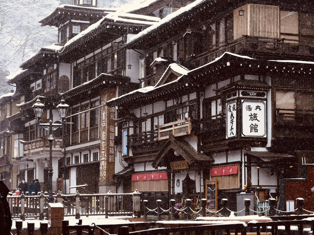 去到阿信的故鄉山形縣「銀山溫泉」擁有超過500年歷史以上的溫泉區。 走進《千與千尋》湯屋！超夢幻「雪景溫泉街」♨️ 「銀山溫泉」的日與夜景色，古色古香的溫泉老街，彷彿穿越時空回到了大正時