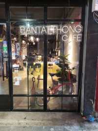 【バンコク】夜も使えるcafe&bar🍺Bantatthong Cafe