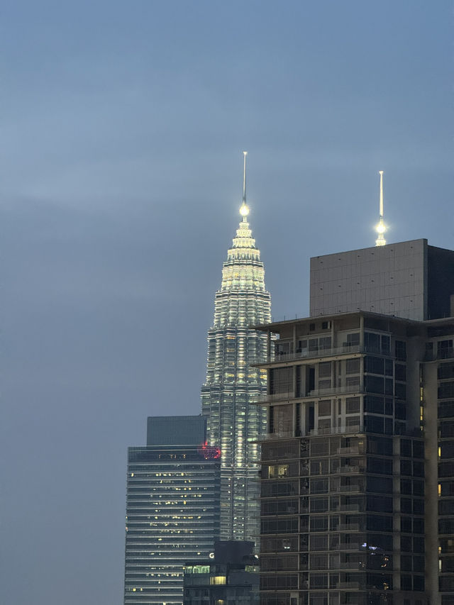 รีวิวโรงแรม Sleeping Lion Suites KL