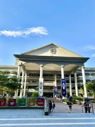 校園漫步與天際線 — 雙威大學的春日時刻