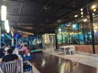 ร้านอาหารท่าลาด