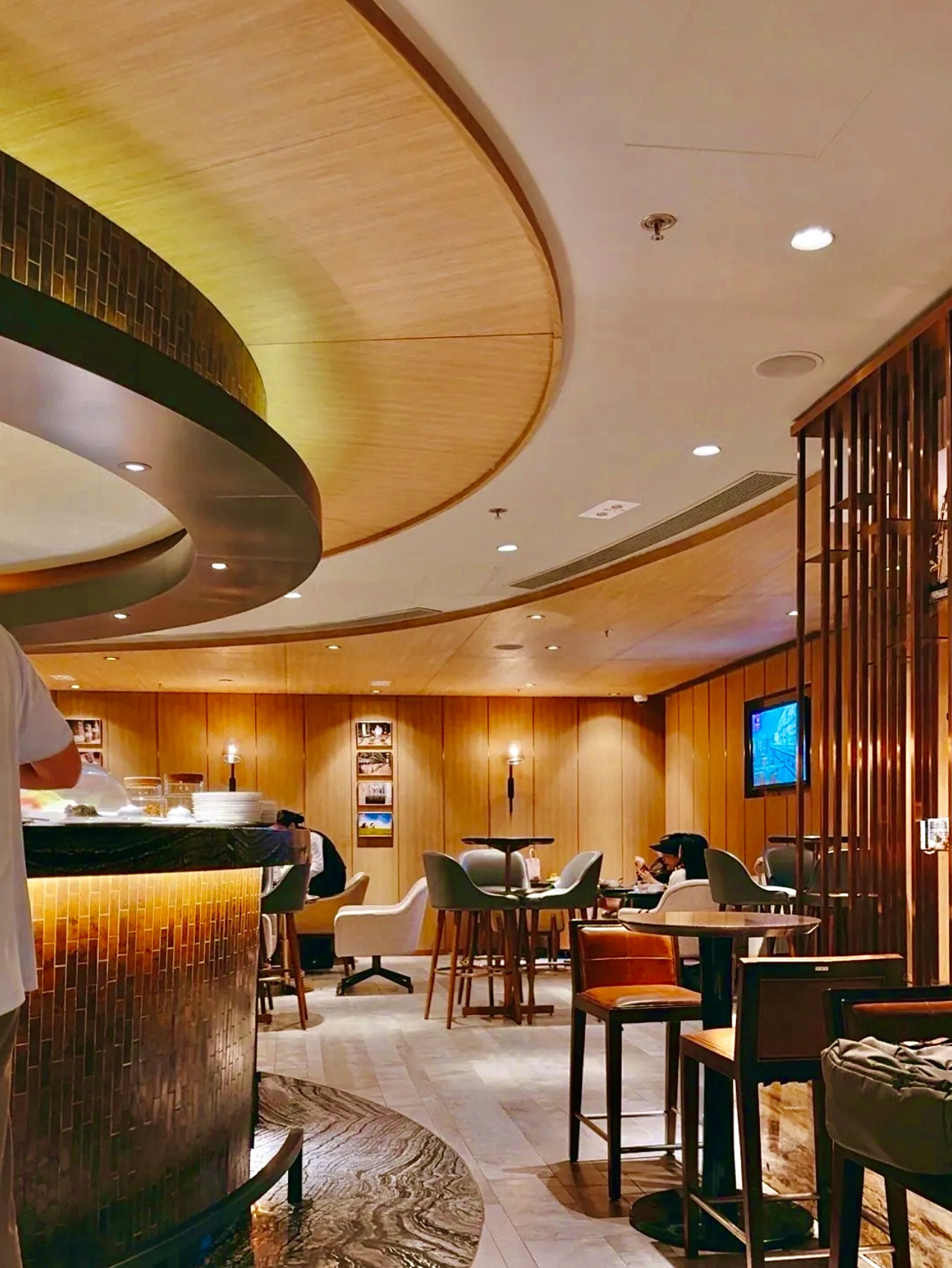 Eligibility:
Here’s what I know so far:
HSBC credit card holders can access VIP lounges after spending HK$4,000 in the same month (previously, PayMe top-ups were counted, but this will change in July 2025).

Trip.com Platinum members (requires booking 4 trips a year) get 2 lounge visits after purchasing flight tickets on Trip.com.

ICBC credit card holders previously received lounge access with any spending, even HK$1. Starting June 2025, a minimum spend of HK$1,000 will be required. Next month, I’ll send you the code!

AE Explorer credit card holders can access lounges 8 times a year.

Citi Premier Miles card holders can access lounges 12 times a year.

What’s available to eat inside?
The food selection isn’t extensive, but the quality is decent:
- Quinoa salad
- Special fish ball noodles
- Fruit mint water
- Spring rolls

These are all quite tasty and enjoyable.

At the juice bar, you can even ask the staff for beer or wine!