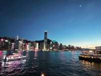 🌃✨ **香港浮世繪｜維港與廟街的魔幻對照記** 🏮🚢  