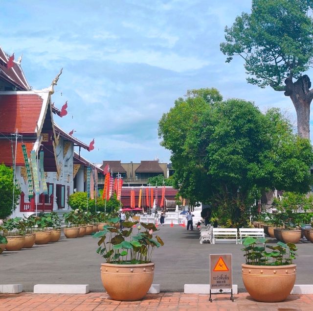 ไหว้พระทำบุญทีวัดเจดีย์หลวงวรวิหานจังหวัดเชียงใหม่