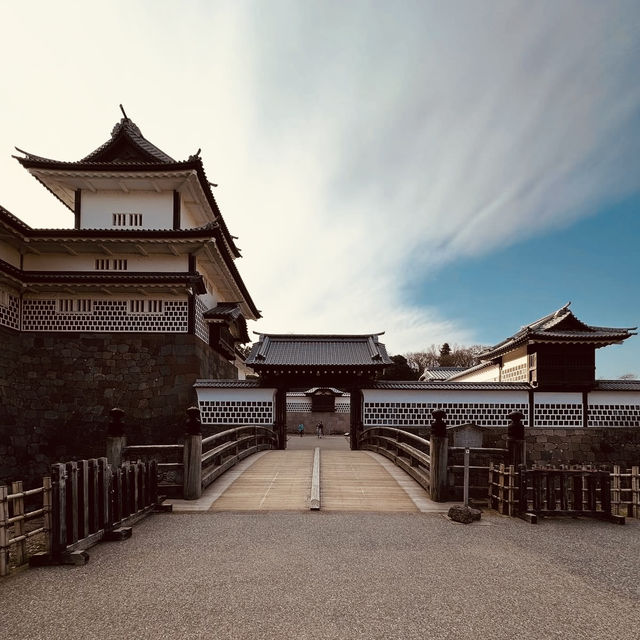 🏯 Kanazawa Castle Summer Survival Guide** *"Where stone walls stay cool and gold leaf shimmers in t