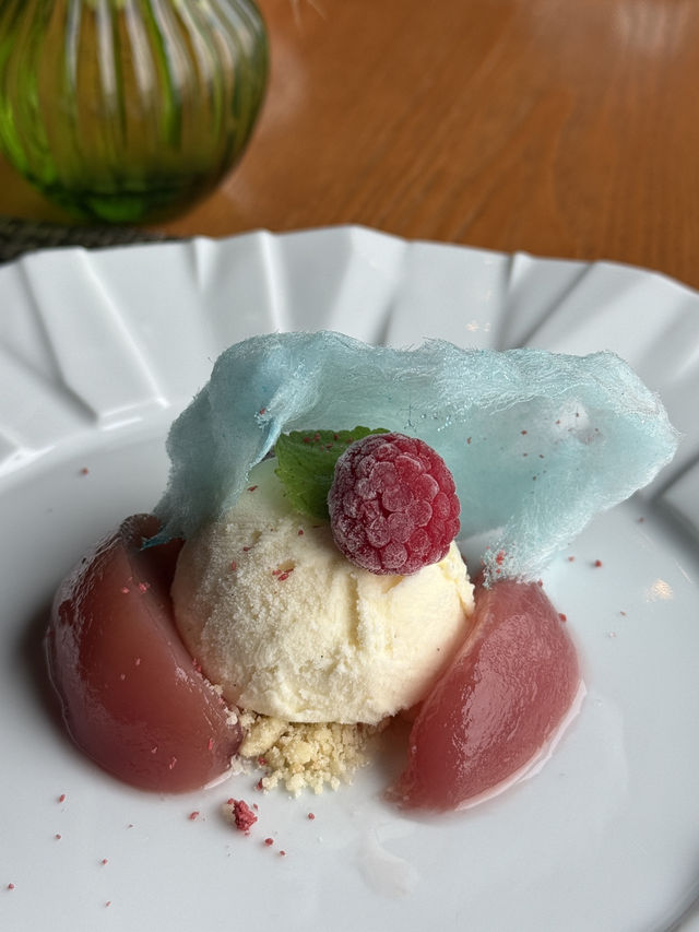 하이엔드 디저트를 맛볼 수 있는 드래곤 시티 레스토랑