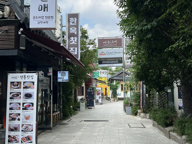 북촌길을 함께 걷고 인사동에서 기념품도 사고 함께해요