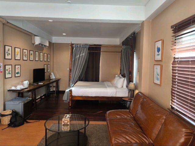 Brown Room: Naptel Changmoi 