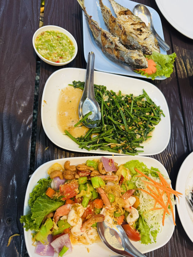 กินข้าวริมน้ำ ฟีลดีสุดๆ ที่ “ร่มไม้ชายน้ำ จันทบุรี