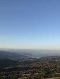 【静岡県　伊東市　富士山を望む大室山リフトとお鉢周り】