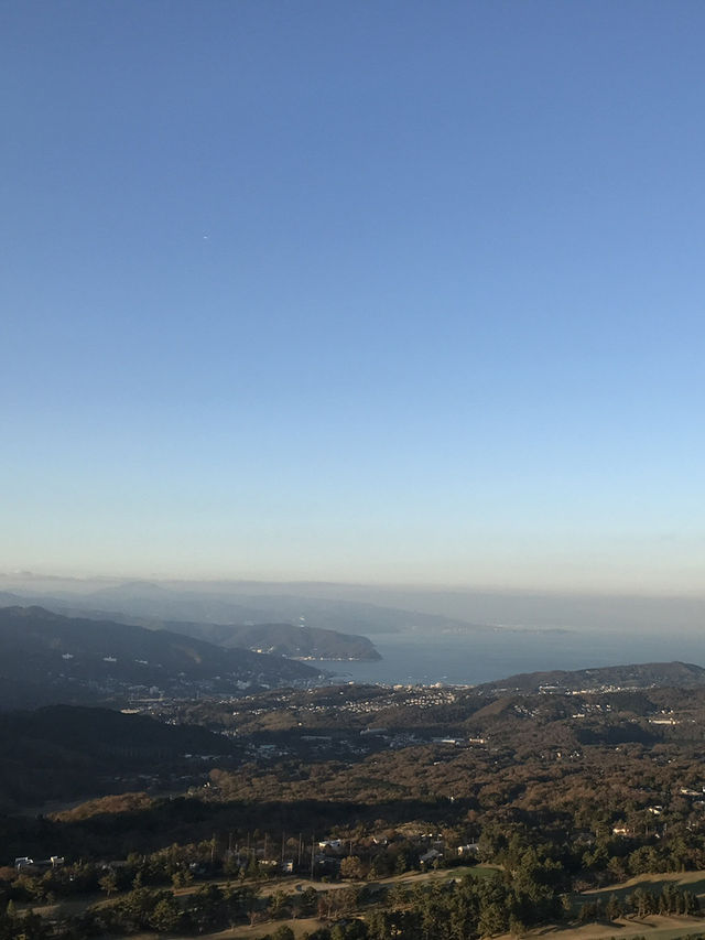 【静岡県　伊東市　富士山を望む大室山リフトとお鉢周り】