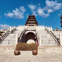 Step into a Joseon Dynasty Dream: Solo Traveler’s Guide to Gyeongbokgung Palace"** 🏯🌸