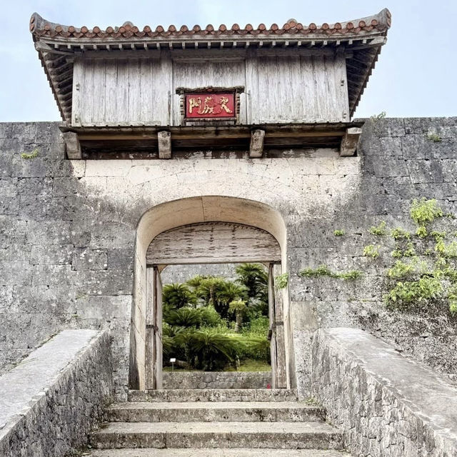 Shuri Castle: A Solo Traveler’s Journey Through Ryukyu Kingdom Splendor"** 🏯🌺