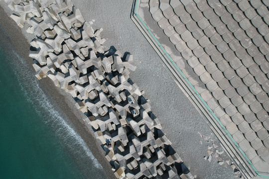 ヒスイ海岸｜新潟県糸魚川市 「自然が生んだ宝石、ヒスイを探して歩く