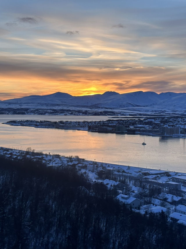 🌌 北緯69度的午夜藍｜Tromsø 夜景觀景台推薦