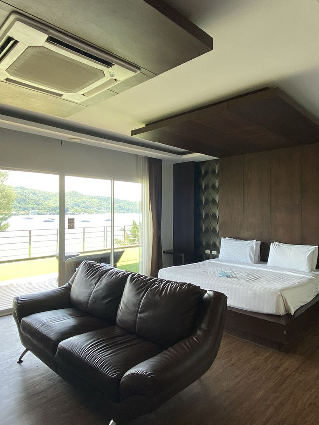 พักผ่อนบนเกาะสวรรค์ที่ Phi Phi Cliff Beach Resort