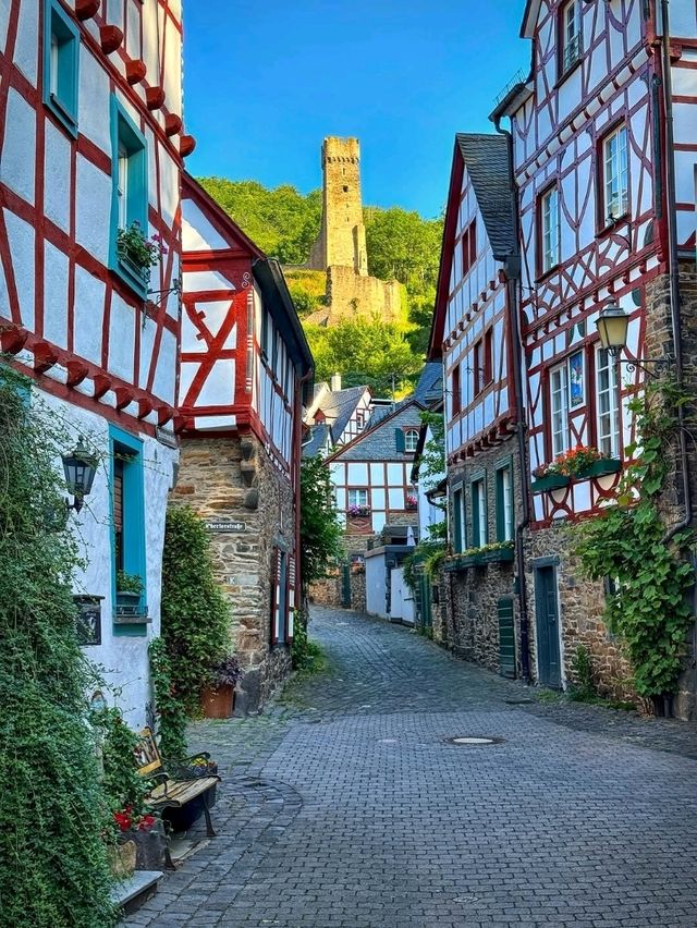 🏡🌿 Monreal: A Fairytale Village in the Eifel