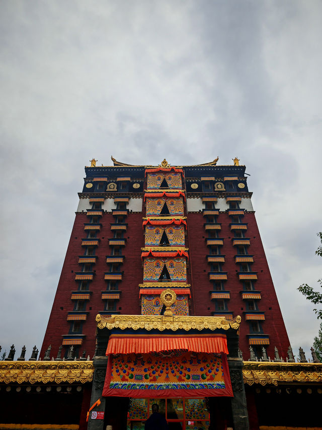 🛕 Milariba Monastery: A Towering Tribute to Tibetan Spirituality in Gannan