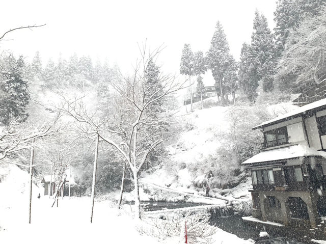 日本玩-「銀山溫泉」一個凝結在日本大正時代及宮崎駿童話裡的雪白世界，此生必訪！