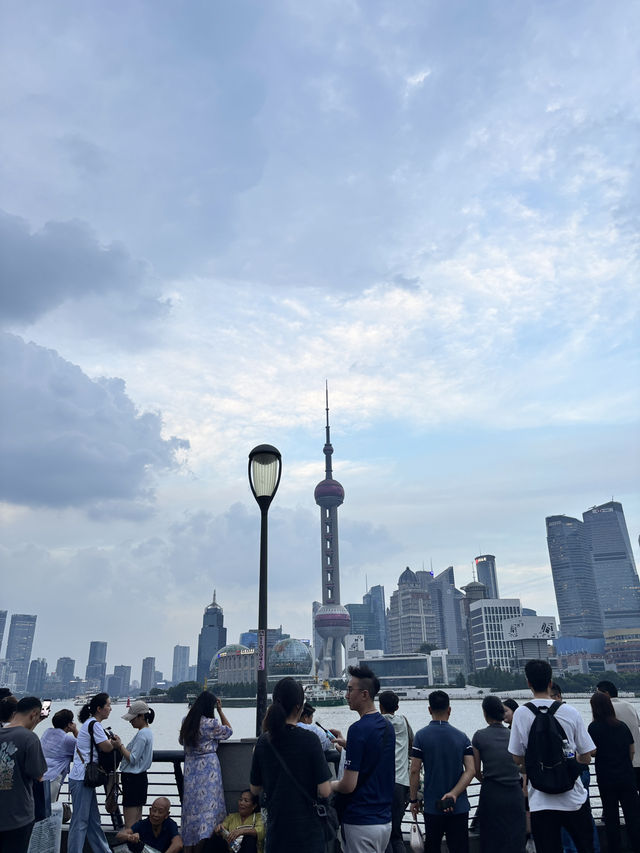 ชิลริมน้ำที่ The Bund ชมหอไข่มุกและแสงไฟตึกระฟ้า