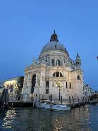 ✨ベネチアの夜景：月と灯りが映す水の都のロマン✨