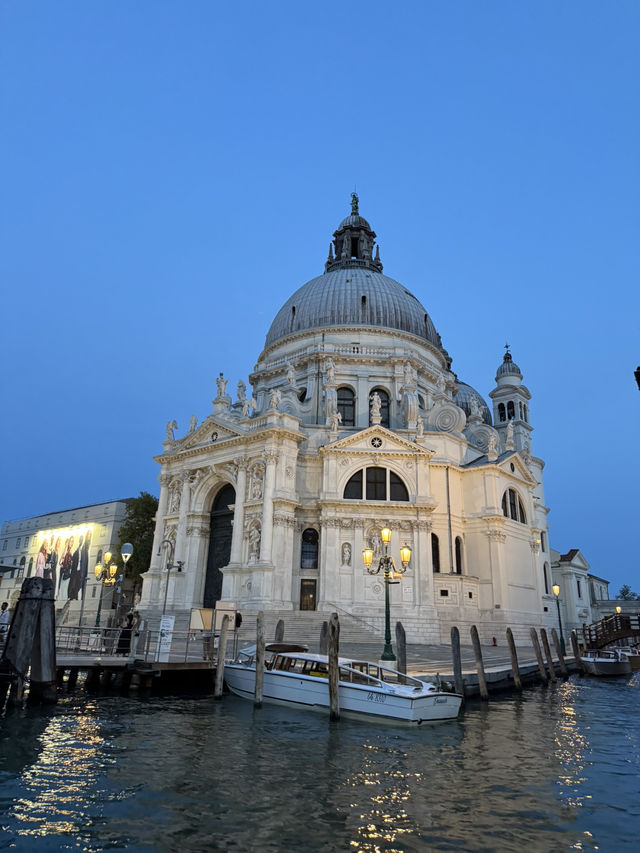 ✨ベネチアの夜景：月と灯りが映す水の都のロマン✨