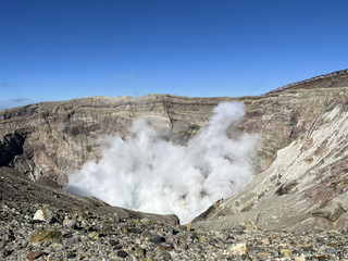 A self-driving tour of Mount Aso is very convenient. Departing from a hotel near Kumamoto Airport at 10:00 AM, the drive takes about 40 minutes to reach Kusasenri. You can stop at the observation deck for photos. If there are many people, you can drive directly to the parking lot in front of the Mount Aso Museum (parking fee is generally 500 yen for four-wheeled vehicles). After taking photos and resting, continue driving for less than 10 minutes to reach the bus stop, which is also the entrance to the volcano. Further in, there are two control points: the first informs visitors that those with asthma or related illnesses are advised against going up the crater; the second is for parking, which costs 1000 yen per vehicle. Continue driving for about 5 to 10 minutes to reach the crater parking lot. After parking, you can walk to the crater for photos. If the wind direction changes, staff will restrict entry, and you will need to wait for the wind to change before you can enter again.