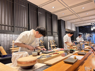 說到大阪,除了激動人心的購物行程、引爆味蕾的壽司omakase,還能輕鬆坐火車去奈良看鹿、去神戶吃和牛浸溫泉,大阪真係點玩都唔會悶!這條路線一次過滿足你對美食、體驗和自然的所有幻想。今次親身踩點,有幾個貼士想同大家分享,無論你係初次去日本定大阪回頭客,都有新發現!

出發就住進難波黃金地段,幾間熱門酒店都親試過——不但去機場快,走幾步就到心齋橋高島屋,行街掃貨、搵美食都超方便。之後直衝壽司omakase,親手將新鮮壽司送入口,橙色魚子醬爆汁的瞬間真係感動到想喊T﹒T。再搭火車做一日鄉下人去奈良同小鹿say hi,返程途經神戶食和牛+泡湯,完美消滅疲勞,最後Shopping再放題!

景點&體驗盤點推薦
1. 住大阪難波,掃街便利首選
相鐵FRESA INN大阪難波車站前
地址:1-6-5 Nambanaka
坐落於南海電鐵和地鐵門口,去京都、神戶或機場快速通過!房間乾淨舒適,推薦選雙床房較寬敞,隔音普通但地理優勢補番晒。

大阪難波格利茲酒店
地址:1 Chome-7-7 Nanbanaka
出門即到南海電車站,想怎麼去都方便。房間偏小但設計貼心,清潔整齊,適合輕旅行或短住放行李。

難波IL Cuore酒店
地址:1 Chome-15-15 Nanbanaka
對面就有地鐵出口,走去道頓堀、心齋橋全部幾分鐘,附近便利店係深夜美食救星。有些房型帶微波爐、洗衣機,旅遊小家庭很適合。

2. 北京@壽司控必到!Sushi-Dokoro Hirano
地址:大阪市1-6-27 Sonezaki Shinchi, Kita-Ku
推中トロ、玉子焼き,omakase新鮮無得輸!坐位數不多,建議早預訂,部分位置可望壽司師傅現場手握,邊看邊食超治癒。橙色魚子醬壽司齒頰留香,必須打卡。

3. 奈良親親小鹿+神戶和牛+溫泉
大阪出發搭JR大約40分鐘就到奈良,公園內小鹿零距離互動,可以買點仙貝吸引牠們合照,不過要小心貴重物品~神戶和大阪距離也近,火車一小時內到,神戶牛推薦try下高級鐵板料理,再浸浸天目溫泉,治癒Level up!(普通女生都唔怕累!)

4. Shopping(心齋橋筋・難波)
心齋橋筋和高島屋周邊購物區,一連幾條街行勻都夠你掃一日。推薦直接住難波站週邊酒店,買到手軟即拎返房,隔天繼續再戰!

大阪不藏私貼士
· 壽司omakase通常一天只做午餐或晚餐,一定要預約。
· 去奈良時,部分自助儲物櫃在假日會較早被佔滿,提早去或儲存大型行李在大阪。
· 道頓堀、心齋橋等熱門購物區週末超多人,避開黃金時段(中午至傍晚)。
· 入住難波站附近酒店,往機場用南海電車Rapi:t線最快,拖喼都無懼大塞車!

美食&路線延伸
大阪地道美食除了壽司外,章魚燒、烏冬、小橘冰(ミックスジュース)都要試。夜晚唔妨在道頓堀坐船睇燈河景,大阪真係有你想要的日式生活味。

#大阪旅行#難波美食#壽司Omakase#奈良神戶一日遊#Shopping攻略