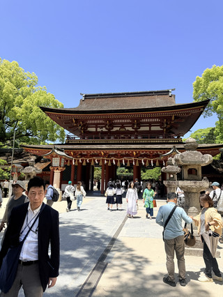 One day trip to Dazaifu Tenmangu ⛩️🇯🇵

A peaceful place filled with traditional streets, snacks, and beautiful shrine vibes.
Perfect for slow walking and food hunting 🍵✨

Must eat:
🍡 Freshly grilled mochi / dango
🍵 Matcha desserts & ice cream
🥮 Umegaemochi — the famous local snack in Dazaifu (must try!)
☕ Small cafe hopping around the shrine street

Useful tips:
· Come early morning to avoid tour group crowds
· Weekends are very packed
· Most shops close earlier than city areas
· Wear comfortable shoes — a lot of walking around the shrine streets
· Try eating while walking slowly through the old street atmosphere

If lucky, you can also catch seasonal flowers and super nice weather around the shrine 🌸🍁

#Dazaifu #Fukuoka #JapanTravel #太宰府 #Kyushu #VisitJapan #JapanTrip #Foodie #TravelJapan
