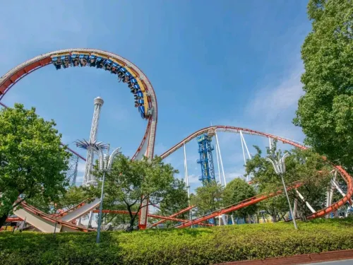  。🎢✨ 스릴 마니아라면 절대 놓쳐서는 안 될 일본의 유명 테마파크, '나가시마 스파랜드'! 무시무시한 롤러코스터와 세계적인 어트랙션으로 명성이 자자한 곳이죠. 아침부터 밤까지 짜릿한 즐거움으로 가득하며, 특히 세계 최상위권의 높이와 속도, 길이를 자랑하는 초대형 롤러코스터 '스틸 드래곤 2000'은 아찔한 스릴을 사랑하는 분들께 최고의 쾌감을 선사합니다 🎡🔥