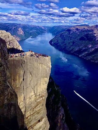 1万年以上前に形成された絶壁、プレーケストーレン（Preikestolen）を訪ねて。