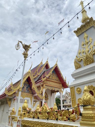 街の中心部にある黄金に輝く仏塔に参拝。 | Trip.com ムアンマハー