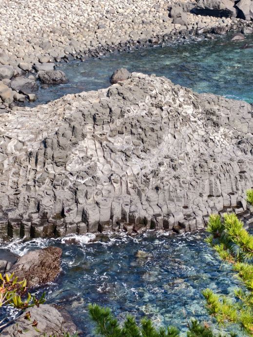 中文（チュンムン）の柱状節理：漢拏山（ハルラサン）の太古の溶岩が