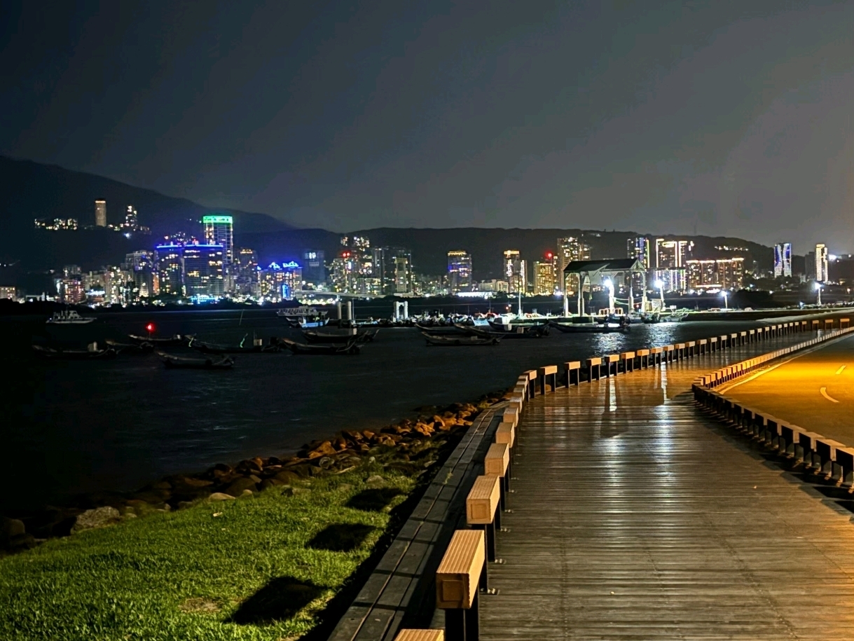 🌊 Cảng Keelung và Đảo Keelung | Vẻ đẹp quyến rũ của thành phố cảng bên bờ biển: Tận hưởng cảng, đảo và phong cảnh ven biển trong một chuyến đi

Khi đến Keelung, những địa điểm thể hiện rõ nhất nét đặc trưng của thành phố chính là Cảng Keelung và Đảo Keelung.

Keelung là một thành phố cảng được bao quanh bởi núi và biển. Từ trung tâm thành phố, bạn có thể nhìn thấy cảng nhộn nhịp, những con tàu neo đậu ở đó và đảo Keelung ở phía xa. Sự kết hợp độc đáo giữa thành phố, cảng và biển chính là nét quyến rũ riêng biệt của Keelung.

Để trải nghiệm trọn vẹn vẻ đẹp quyến rũ của cảng Keelung, bạn có thể kết hợp tham quan Cảng Keelung, Đảo Keelung, Đảo Heping và Cảng cá Zhengbin để chiêm ngưỡng thành phố núi này từ nhiều góc độ khác nhau.

⚓ Cảng Keelung | Điểm khởi đầu lý tưởng để khám phá Keelung

Cảng Keelung là một trong những địa danh nổi tiếng nhất của Keelung.

Đi dạo quanh khu vực cảng, bạn có thể thấy những con tàu lớn ra vào cảng và tận hưởng phong cảnh nơi núi và cảng Keelung đan xen vào nhau. Cảng Keelung nhộn nhịp với sức sống của một thành phố cảng vào ban ngày, nhưng khi màn đêm buông xuống, ánh hoàng hôn và ánh đèn thành phố phản chiếu trên biển, tạo nên một bầu không khí hoàn toàn khác biệt.

Nếu có tàu du lịch cập bến, bạn sẽ thực sự cảm nhận được vị thế của Keelung như một cảng quốc tế.

Một chuyến dạo bộ dọc khu vực cảng không cần một lịch trình phức tạp; chỉ cần ngắm nhìn những con tàu và cảm nhận làn gió biển cũng đủ để tạo nên một trải nghiệm du lịch tuyệt vời.

🌊 Đi thuyền đến đảo Keelung

Để có sự kết nối gần gũi hơn với biển, bạn có thể đi thuyền đến đảo Keelung.

Đảo Keelung là một hòn đảo nhỏ nằm ngoài khơi Keelung. Chuyến đi thuyền từ cảng Keelung mang đến tầm nhìn tuyệt đẹp ra đường bờ biển và cảng Keelung.

Khi thuyền rời cảng, khung cảnh thành phố quen thuộc dần thu nhỏ lại, được thay thế bởi biển xanh ngắt và đường bờ biển đá hùng vĩ.

Khi thuyền đến gần đảo Keelung, bạn có thể nhìn thấy cảnh quan núi và biển độc đáo của hòn đảo, mang đến một góc nhìn hoàn toàn khác so với việc nhìn từ bờ.

⛰️ Đảo Keelung | Một hòn đảo xanh giữa biển khơi

Điểm nổi bật nhất của đảo Keelung chính là cảnh quan thiên nhiên hoang sơ.

Được bao quanh bởi biển, những vách đá và sườn dốc của hòn đảo trải dài thẳng ra đại dương, tạo nên một cảnh quan bờ biển ngoạn mục.

Trên đảo có những con đường mòn đi bộ đường dài, và nếu sức bền và thời gian cho phép, bạn có thể thử thách bản thân leo lên những vùng đất cao hơn để ngắm nhìn toàn cảnh biển.

Nhìn lại từ một điểm quan sát cao hơn, bạn có thể thấy biển cả bao la và đường bờ biển Keelung; vào một ngày trời quang đãng, toàn bộ đường bờ biển hiện lên vô cùng ngoạn mục.

Đối với những người yêu thích phong cảnh thiên nhiên và các hoạt động ngoài trời, đảo Keelung mang đến một trải nghiệm phiêu lưu hơn so với việc chỉ ngắm biển từ thành phố.

🥾 Đi bộ đường dài trên đảo và ngắm cảnh biển

Đảo Keelung là điểm đến lý tưởng cho những người đam mê đi bộ đường dài và nhiếp ảnh.

Đi bộ trên những con đường mòn của đảo cho phép bạn chiêm ngưỡng đường bờ biển từ nhiều độ cao khác nhau. Trên đường đi, bạn có thể thấy cảnh quan thiên nhiên được hình thành bởi đá, đồng cỏ và đại dương.

Đặc biệt khi nhìn về phía Keelung từ một điểm quan sát cao hơn, bạn có thể trải nghiệm một góc nhìn độc đáo như "nhìn thành phố từ giữa biển".

Tuy nhiên, thời tiết ở Keelung thay đổi nhanh chóng, vì vậy bạn nên kiểm tra điều kiện biển và lịch trình phà trước khi đến thăm đảo, và nhớ mang giày leo núi phù hợp.

📸 Những bức ảnh gợi ý cho Cảng Keelung và Đảo Keelung

⚓ Cảng Keelung

Với cảng, tàu thuyền và thị trấn miền núi Keelung làm nền, bạn có thể chụp những bức ảnh thực sự ghi lại vẻ đẹp của thành phố cảng này.

🌊 Quang cảnh Đảo Keelung từ trên thuyền

Chuyến đi đến đảo Keelung mang đến những điểm quan sát tuyệt vời để chụp ảnh hòn đảo và đường bờ biển của nó.

⛰️ Đảo Keelung từ góc nhìn cao hơn

Từ một điểm quan sát cao hơn trên đảo, bạn có thể ghi lại toàn cảnh đại dương xanh và đường bờ biển trong một khung hình duy nhất, hoàn hảo cho những ai yêu thích phong cảnh thiên nhiên.

🏘️ Thị trấn miền núi Keelung

Nhìn về phía thành phố từ cảng, bạn có thể thấy địa hình núi non độc đáo của Keelung, với những ngôi nhà nép mình dọc theo sườn đồi—một khung cảnh tiêu biểu thực sự của Keelung.

🌈 Các điểm tham quan quanh cảng Keelung

Khi đến thăm Keelung, hãy cân nhắc dành thêm thời gian, vì có rất nhiều điểm tham quan đáng giá khác để khám phá ở khu vực xung quanh.

🎨 Cảng cá Zhengbin

Những ngôi nhà đầy màu sắc là một trong những đặc điểm nổi bật nhất của Cảng cá Zhengbin.

Một dãy các tòa nhà rực rỡ nằm dọc theo cảng, tạo nên một khung cảnh đẹp như tranh vẽ với tầm nhìn ra biển, hoàn hảo để chụp ảnh và là điểm đến không thể bỏ qua đối với nhiều du khách khi đến Keelung.

🏝️ Công viên địa chất đảo Heping

Rất được khuyến khích cho những du khách yêu thích cảnh quan thiên nhiên.

Các dạng địa hình bị xói mòn bởi biển độc đáo, đá và cảnh quan ven biển khiến đảo Heping trở thành một điểm tham quan tự nhiên rất tiêu biểu ở Keelung.

Đi bộ dọc theo các con đường mòn, bạn có thể thấy các dạng địa hình độc đáo được thiên nhiên tạo hình qua nhiều năm và tận hưởng những góc nhìn khác nhau về đường bờ biển Keelung.

🌊 Công viên Chaojing

Công viên Chaojing sở hữu tầm nhìn biển bao la, là địa điểm lý tưởng để ngắm nhìn bờ biển Keelung và đại dương bao la.

Vào những ngày trời trong, bạn có thể ngồi trên bãi cỏ, tận hưởng làn gió biển và ngắm nhìn đại dương; bầu không khí nơi đây rất thư giãn.

🦀 Cảng cá Badouzi

Nếu muốn thưởng thức hải sản tươi ngon, bạn cũng có thể ghé thăm Cảng cá Badouzi.

Tại đây, bạn có thể trải nghiệm cuộc sống của cảng cá Keelung và thưởng thức nhiều món ăn hải sản đa dạng.

🌙 Chợ đêm Keelung Miaokou

Chuyến đi đến Keelung sẽ không trọn vẹn nếu không ghé thăm Chợ đêm Keelung Miaokou.

Các món ăn đặc sản như Dingbiancuo (một loại lẩu Tứ Xuyên), bánh mì bổ dưỡng, tempura và đá bào bong bóng đều là những món ăn nhất định phải thử ở Keelung.

Khám phá bờ biển và cảng vào ban ngày, sau đó thưởng thức ẩm thực tại chợ đêm Miaokou vào buổi tối, là một trải nghiệm Keelung kinh điển.

🗺️ Lịch trình một ngày gợi ý

Sáng | Cảng Keelung ⚓ Bắt đầu tại cảng Keelung, ngắm nhìn cảng và thành phố.

Sáng - Chiều | Đảo Keelung 🌊 Đi thuyền đến đảo Keelung, ngắm cảnh biển và lên kế hoạch cho các hoạt động leo núi và chụp ảnh.

Chiều | Công viên địa chất đảo Heping 🏝️ Sau khi trở về Keelung, hãy đến đảo Heping để chiêm ngưỡng địa hình ven biển độc đáo.

Tối | Cảng cá Zhengbin 🎨 Chụp ảnh những ngôi nhà đầy màu sắc và ngắm hoàng hôn trên cảng.

Tối | Chợ đêm Keelung Miaokou 🍜 Cuối cùng, trở về trung tâm thành phố để thưởng thức các món ăn địa phương của Keelung, kết thúc hành trình trong ngày của bạn.

⭐ Các hoạt động được đề xuất

Điểm hấp dẫn nhất của Cảng Keelung và Đảo Keelung là bạn có thể đồng thời trải nghiệm thành phố cảng, văn hóa và thiên nhiên nơi đây.

Tại Cảng Keelung, bạn có thể chứng kiến ​​khung cảnh nhộn nhịp của thành phố và những con tàu; sau khi đi thuyền đến Đảo Keelung, bạn có thể hoàn toàn đắm mình vào thế giới của biển cả và thiên nhiên.

Nếu có thời gian, hãy thêm Đảo Heping, Cảng cá Zhengbin và Chợ đêm Miêu Châu Keelung để trải nghiệm cảnh quan cảng biển kinh điển nhất, ẩm thực ngon tuyệt và phong cảnh thiên nhiên của Keelung trong cùng một chuyến đi.

Gợi ý lịch trình: ⚓ Cảng Keelung + 🌊 Đảo Keelung + 🏝️ Đảo Heping + 🎨 Cảng cá Zhengbin + 🍜 Chợ đêm Miaokou Keelung

📍 Vị trí: Thành phố Keelung

🌊 Đặc điểm: Cảnh quan cảng, các đảo ngoài khơi, địa chất ven biển, không khí cảng cá

📸 Phù hợp cho: Chụp ảnh, gia đình, bạn bè, cặp đôi, du lịch ngoài trời

⏱️ Lịch trình gợi ý: Chuyến đi một đến hai ngày

※ Thời gian đến và lịch trình phà đến đảo Keelung bị ảnh hưởng bởi mùa, thời tiết và điều kiện biển. Vui lòng kiểm tra lịch trình phà và thông tin đến mới nhất trước khi khởi hành. Trong trường hợp thời tiết xấu, bạn cũng nên lên kế hoạch tham quan các điểm du lịch trên đất liền khác như đảo Heping hoặc cảng cá Zhengbin để dự phòng.