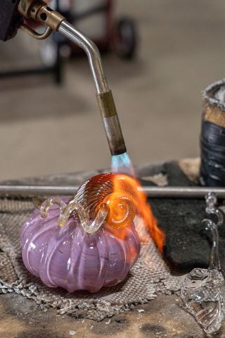 Glassblowing Houston: ก้านฟักทองแก้ว ฟักทองแก้วเป่าด้วยมือ และศิลปะจัดแสดงแก้วเป่ามือ