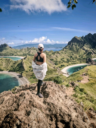 A million-dollar view at Padar Island, Indonesia – so beautiful you'll forget all the tiredness! 🇮🇩✨

One of the dreams of any nature lover is to see a breathtaking panoramic view with your own eyes, and Padar Island in Indonesia doesn't disappoint at all!
The climb to the viewpoint at the top requires some stamina and endurance, as you ascend stairs and steep slopes in the hot weather. But once you reach the top and see the view before you… all the tiredness disappears in an instant! 🌊
The highlight here is the unique view of three curved bays, the white sandy beaches contrasting with the crystal-clear turquoise waters, and the lush green mountains intertwined perfectly. Everywhere you look is beautiful, like a painting or a 3D graphic – a raw and magnificent natural landscape. If you're an adventurous traveler, love taking photos of high-angle natural views, or have a passion for the sea and mountains, this is a "Must-Visit" that you must visit at least once in your life. You'll definitely be snapping photos until your memory card is almost full! 📸💙

#PadarIsland #Indonesia #TravelIndonesia #WonderfulIndonesia #TripMoments #TravelReview #TravelAbroad #AdventureTraveler #NatureTherapy