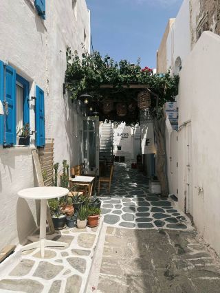 Wandering Through Blossoms & Village Vibes in Paros 🌸🍽️